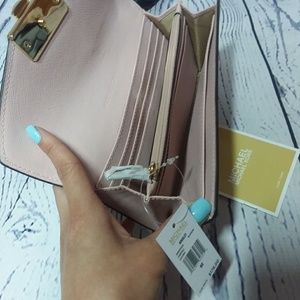 Michael Kors Bags - 🆕️MICHAEL KORS KINSLEY WALLET Michael Kors Bags - 🆕️MICHAEL KORS KINSLEY WALLET